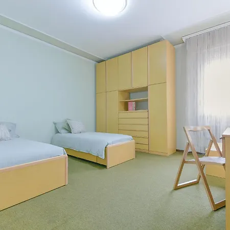 Queen Gabrielle Apartment