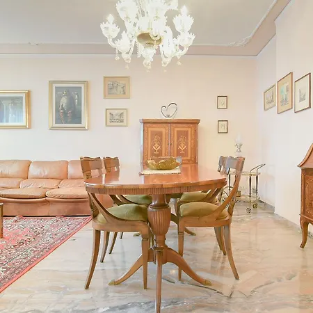 Queen Gabrielle Apartment