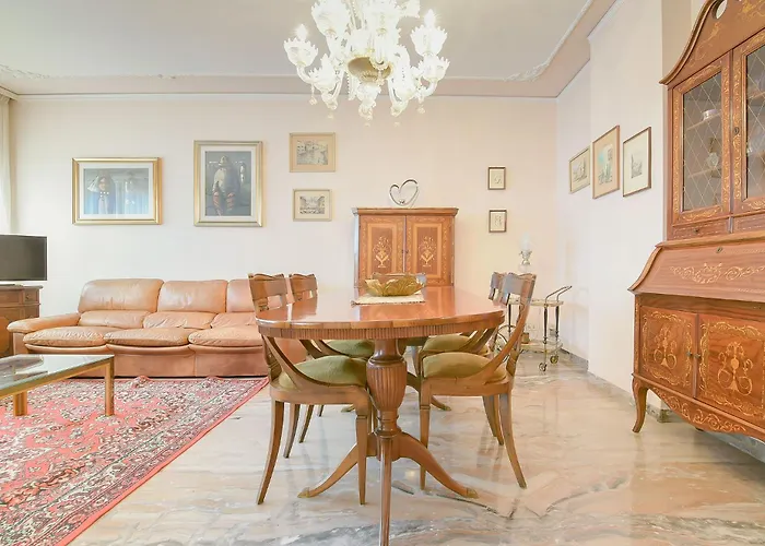 Queen Gabrielle Apartment