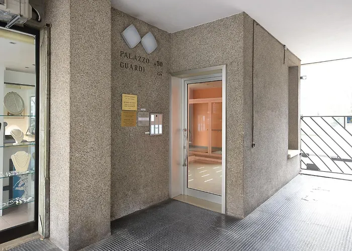 Queen Gabrielle Apartment