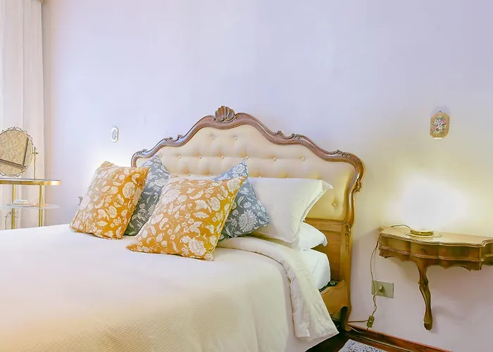 Queen Gabrielle Venice